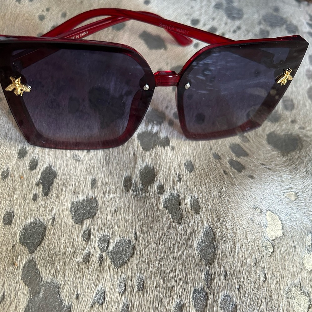 Sunglasses NWOT bee 🐝 detail